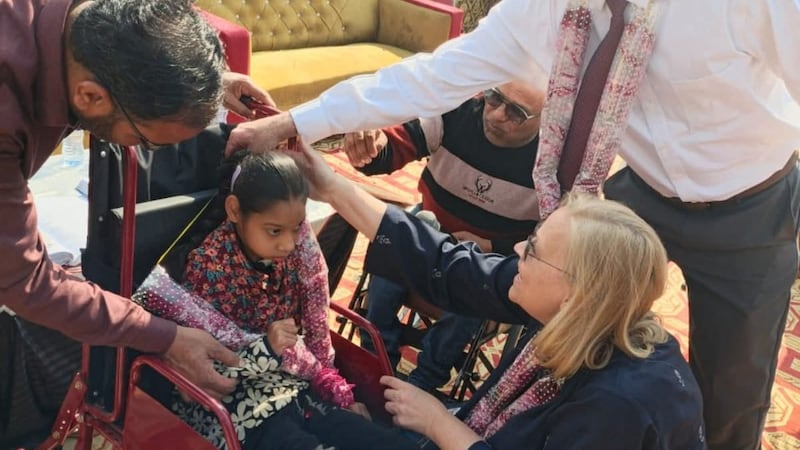 Des membres de L’Église de Jésus-Christ des Saints des Derniers Jours travaillent avec des représentants de la Society for Special Persons dans le Pendjab, au Pakistan, pour fournir des fauteuils roulants personnalisés à des personnes en situation de handicap en février 2026.