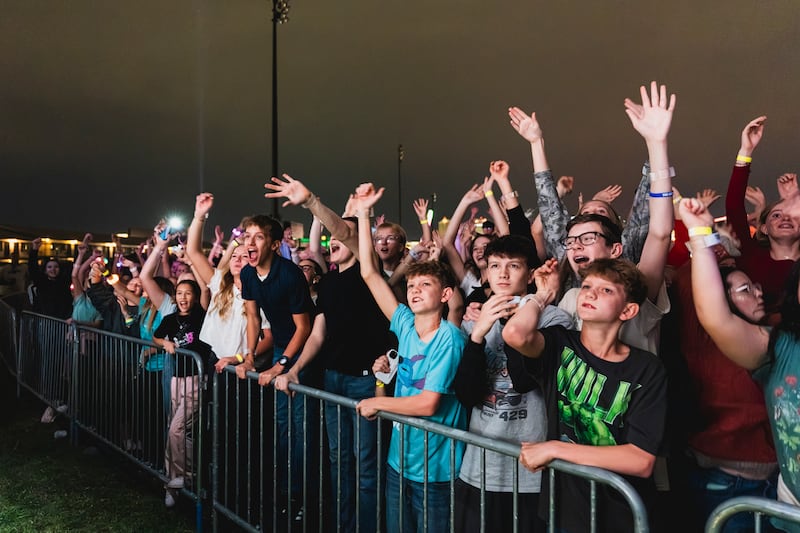 Des jeunes acclament et chantent pendant le festival de musique des jeunes de Las Vegas à l'UNLV, le samedi 17 octobre 2026.