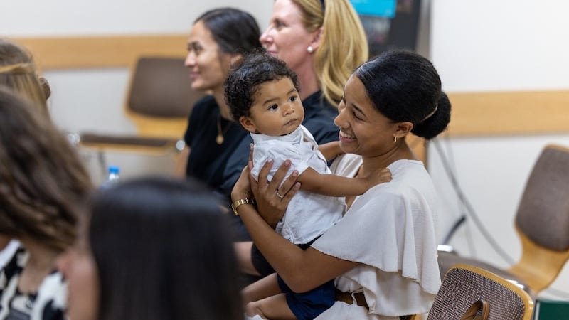 Une mère tient son enfant lors d'une réunion spirituelle à Larnaca (Chypre), le 2 septembre 2026.