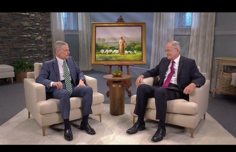 Frère David A. Bednar et frère Patrick Kearon parlent dans une vidéo intitulée « Le sabbat et la réunion de Sainte-Cène », conçue pour être regardée dans les paroisses et les branches le dimanche 6 septembre 2026.