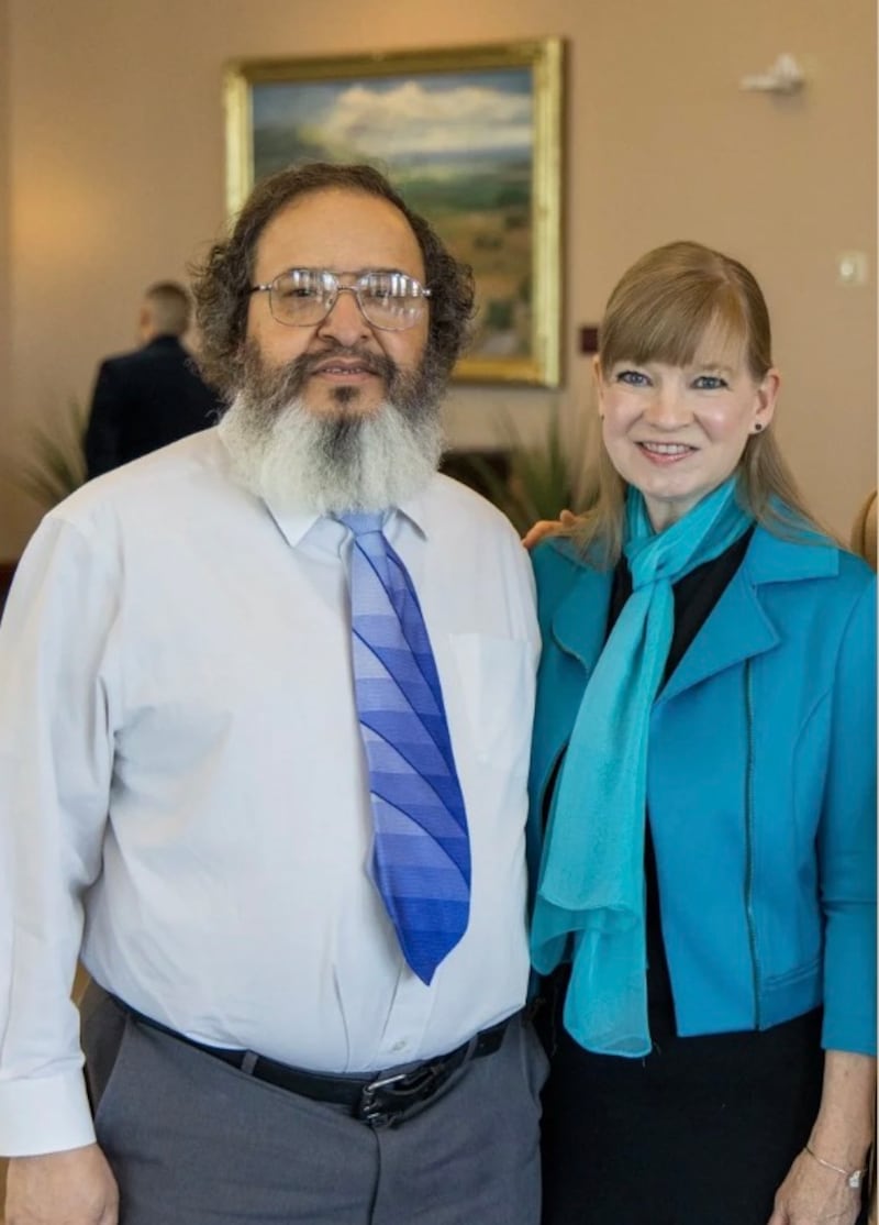 Demetrius O'Neal, à gauche, et Andrea Brett, à droite, sourient pour une photo lors de la conférence générale d'avril 2025 à Salt Lake City, le 6 avril 2025.