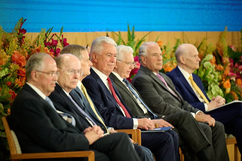 Sept membres de la Première Présidence et du Collège des douze apôtres se réunissent au centre de formation des missionnaires de Provo à Provo, en Utah, pour le séminaire 2026 destiné aux nouveaux dirigeants de mission le jeudi 18 juin 2026.