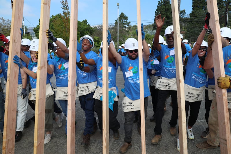 Des bénévoles lors d'un événement d'Habitat pour l'humanité travaillent à reconstruire des maisons détruites pendant l'incendie de Palisades lors d'un événement de quatre jours en septembre 2026 à Los Angeles, en Californie.