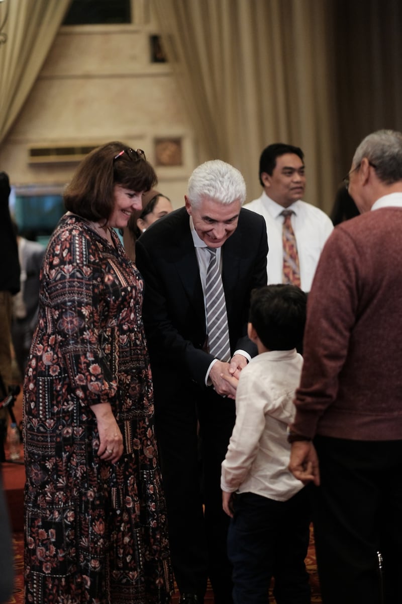 Frère Gérald Caussé, du Collège des douze apôtres, et sœur Valérie Caussé saluent une jeune membre avant la veillée pour les membres à Jakarta, en Indonésie, le 21 avril 2026.