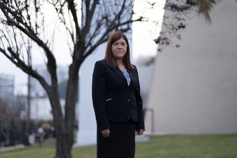 Laura Pujado est photographiée devant le lieu de culte de Malvin à Montevideo, en Uruguay, le samedi 7 juin 2025.