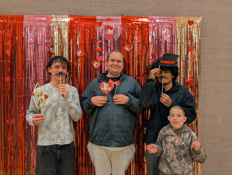 Les participants au programme d'activités pour personnes handicapées prennent des photos pour la Saint-Valentin lors d'un événement à Las Vegas (Nevada), en février 2026.