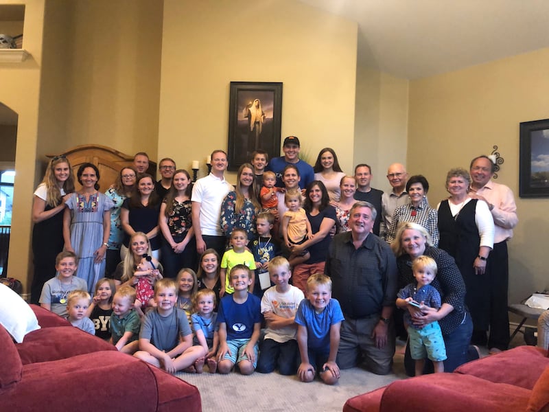 Le président Dallin H. Oaks et son épouse, sœur Kristen Oaks, se joignent à des membres de leur famille pour un dîner.
