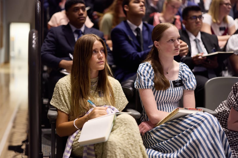 Des missionnaires écoutent frère Gérald Caussé parler lors d'une veillée spirituelle au centre de formation des missionnaires de Provo.