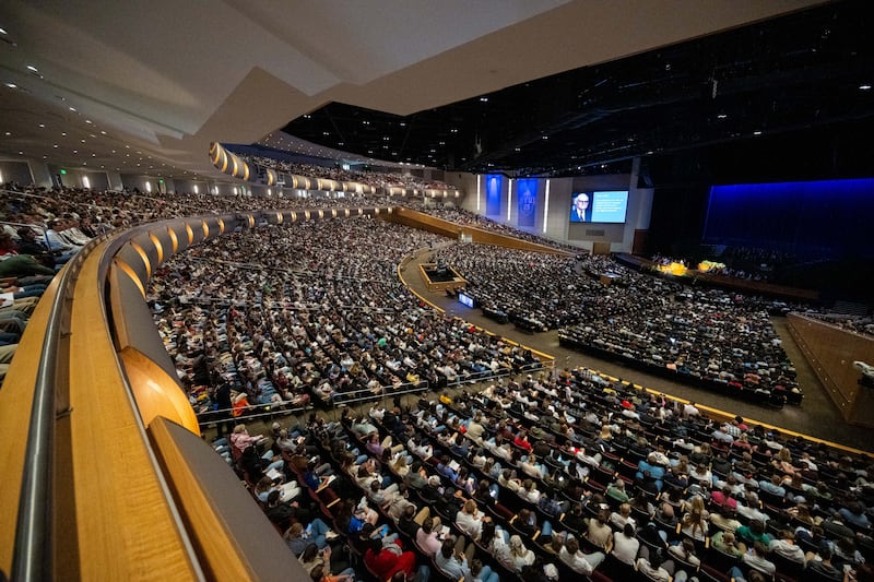 Des étudiants de BYU–Idaho se rassemblent au I–Center à Rexburg, en Idaho, pour écouter le discours de frère James O. Fantone, soixante-dix Autorité générale, le mardi 22 septembre 2026.