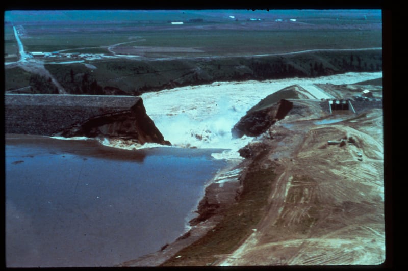 De l'eau se déverse d'une rupture dans le barrage de Teton le samedi 5 juin 1976.