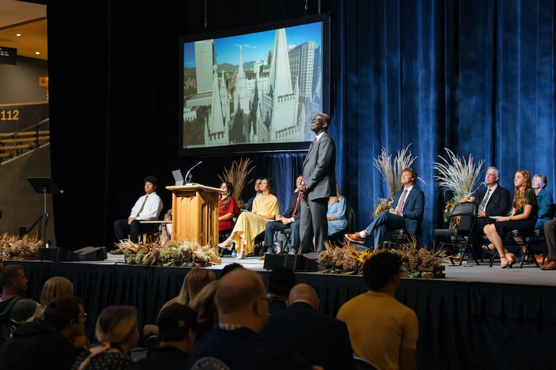 Frère Peter M. Johnson, soixante-dix Autorité générale, s'exprime lors d'une réunion spirituelle commémorative pour les « 100 ans d'institut » tenue dans l'ICCU Arena sur le campus de l'université de l'Idaho à Moscow, en Idaho, le samedi 26 septembre 2026.