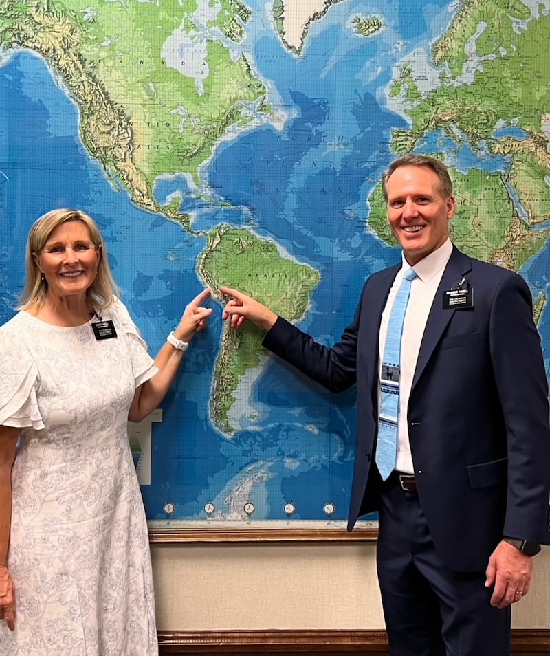 Elizabeth et Alan Farrell montrent la mission de Perú Huancayo lors du séminaire pour les nouveaux présidents de mission à Provo, Utah, le 18 juin 2025.