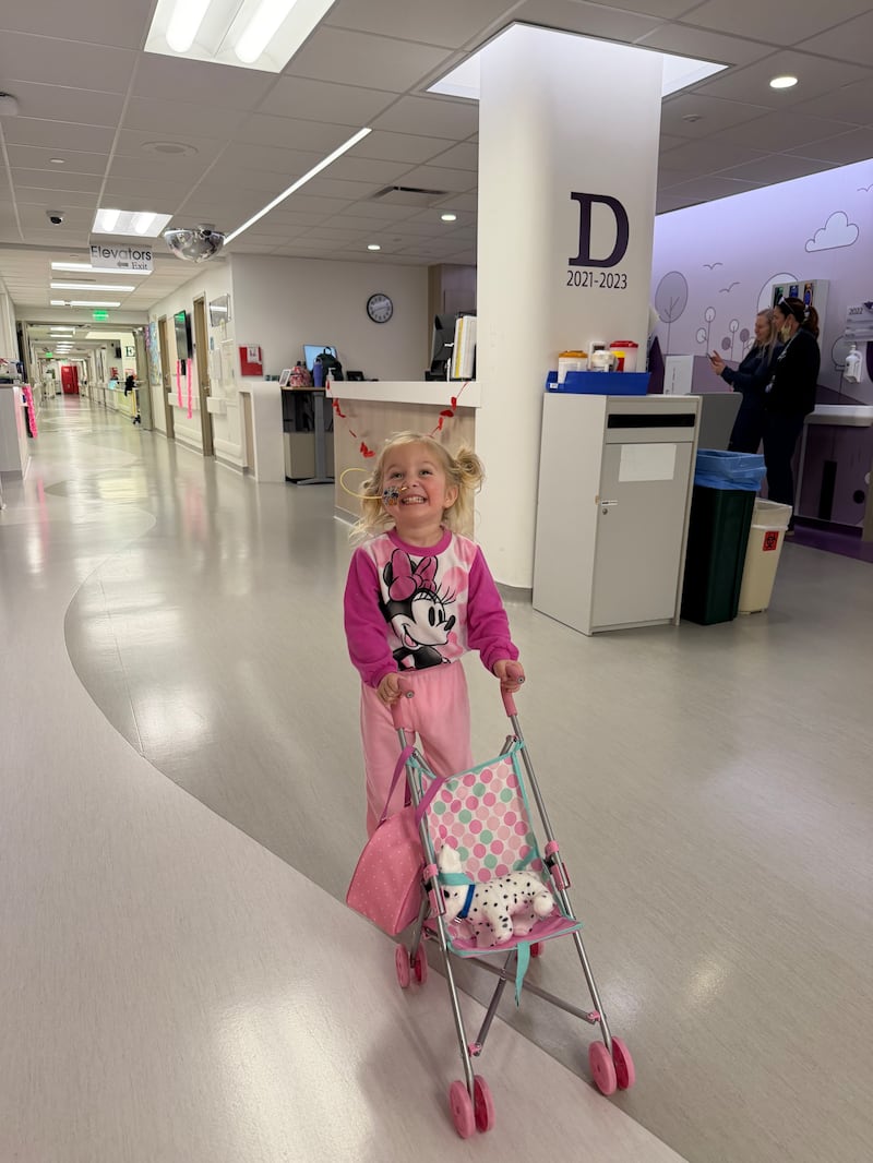 Estelle Santiago, alors âgée de 3 ans, joue à l'hôpital Primary Children's pendant sa convalescence d'une grave maladie qu'elle a contractée en Uruguay en janvier 2026.