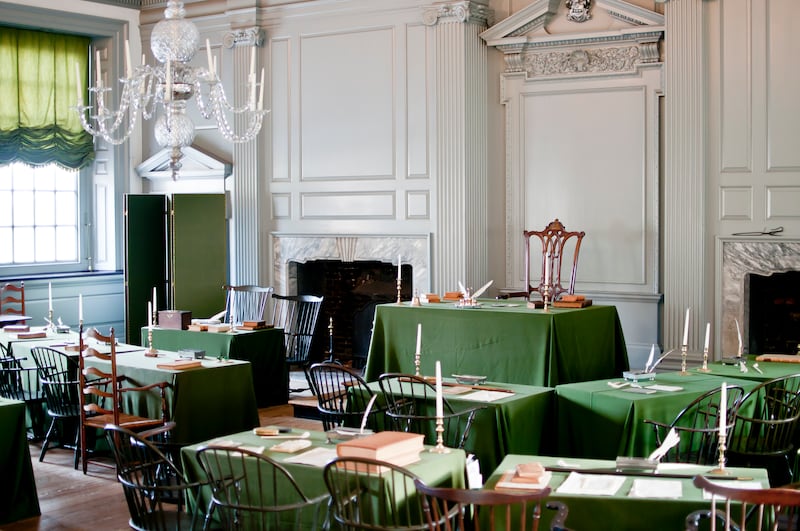 La salle de l'Assemblée de la Pennsylvania State House a servi de lieu de réunion de l'Assemblée de Pennsylvanie pendant plus de 60 ans jusqu'à ce que la capitale de l'État quitte Philadelphie en 1799. En 1776, le Congrès continental a déclaré l'indépendance dans cette salle et en 1787, la Constitution des États-Unis y a été débattue et signée. La chaise dans laquelle George Washington s'est assis en présidant la Convention constitutionnelle en 1787 se trouve à l'avant de la salle et comporte une sculpture de soleil.