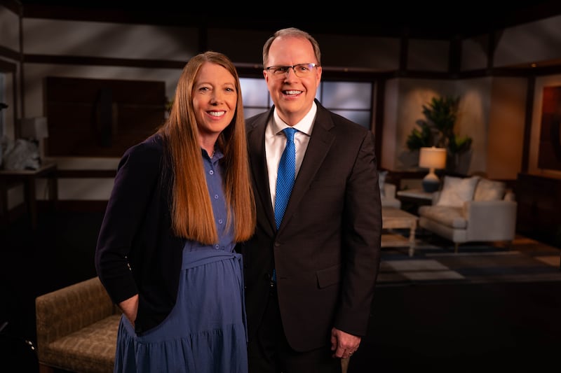 Le president de BYU-Pathway Worldwide, Brian K. Ashton, et son epouse, soeur Melinda Ashton, s'expriment lors d'une retransmission de devotionnel le vendredi 8 mai 2026.