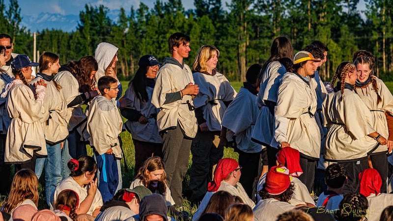 Des jeunes du pieu d’Eagle River (Alaska), vêtus de vêtements d’époque, se tiennent debout pendant la cérémonie d’ouverture du « Camp Hesed », du 9 au 13 juin 2026.