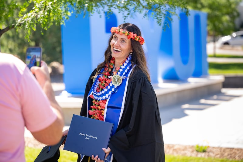 Des diplômés posent pour des photos à l’extérieur du BYU–I Center après la cérémonie de remise des diplômes le jeudi 23 juillet 2026, à Rexburg (Idaho).