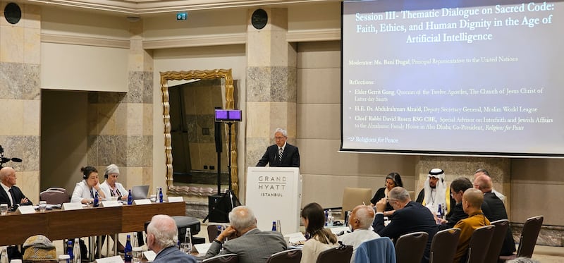 Frère Gerrit W. Gong se tient à un pupitre pour faire une présentation sur l'intelligence artificielle lors d'une session du Conseil mondial des religions pour la paix à Istanbul, Türkiye, mardi 29 juillet 2025.