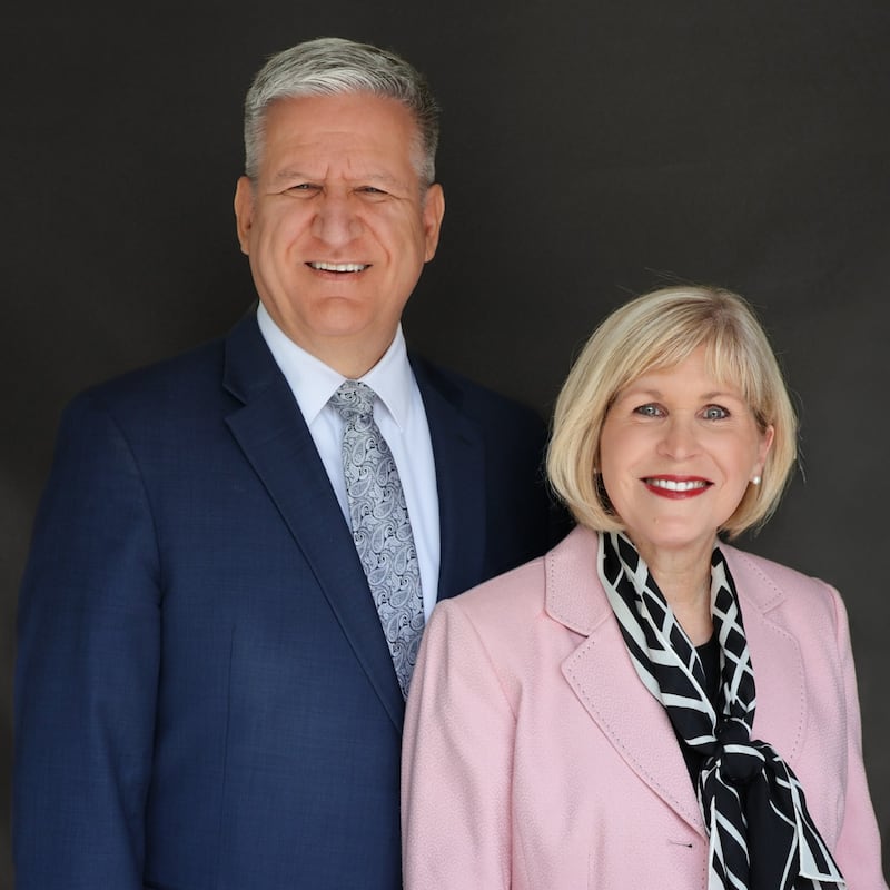 David Lewis White et Cynthia Lee Hansen White, qui serviront respectivement comme president et matrone du nouveau temple de Modesto, en Californie, lorsqu'il sera consacre.