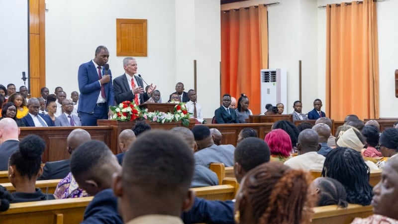 Elder David A. Bednar prend la parole depuis la chaire lors d'une conférence de pieu spéciale du pieu de Kimbanseke de Kinshasa (République démocratique du Congo), le dimanche 15 mars 2026.