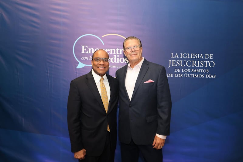 À gauche, frère Ahmad S. Corbitt, soixante-dix Autorité générale et membre de la présidence de l'interrégion de la Caraïbe de l'Église, pose aux côtés d'Eduardo Cancela, vice-président de TeleOnce, lors d'un événement à San Juan (Porto Rico), le 28 août 2026.