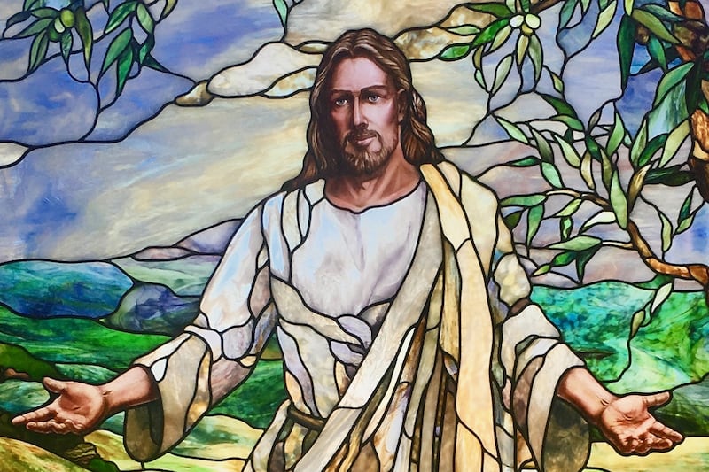 Image en vitrail du Sauveur, Jesus-Christ, dans le temple de Paris, en France.