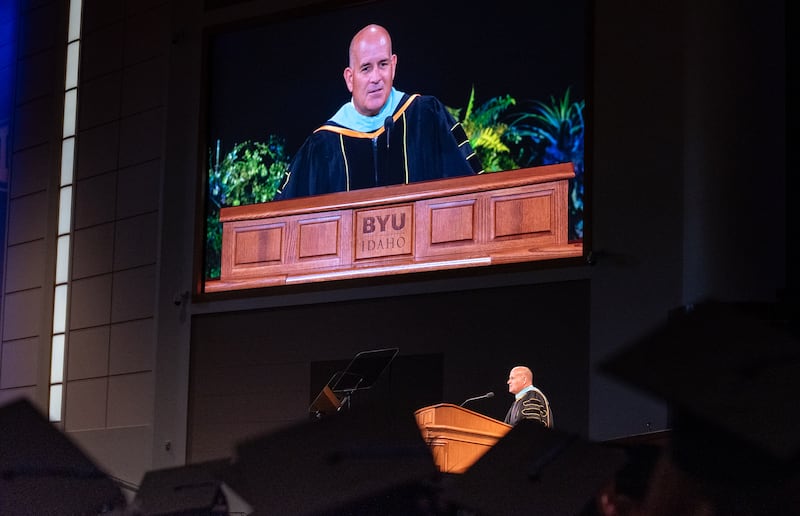 Frère David J. Wunderli, premier conseiller dans la présidence générale des Jeunes Gens, parle lors de la cérémonie de remise des diplômes de BYU–Idaho, le jeudi 23 juillet 2026, à Rexburg (Idaho).