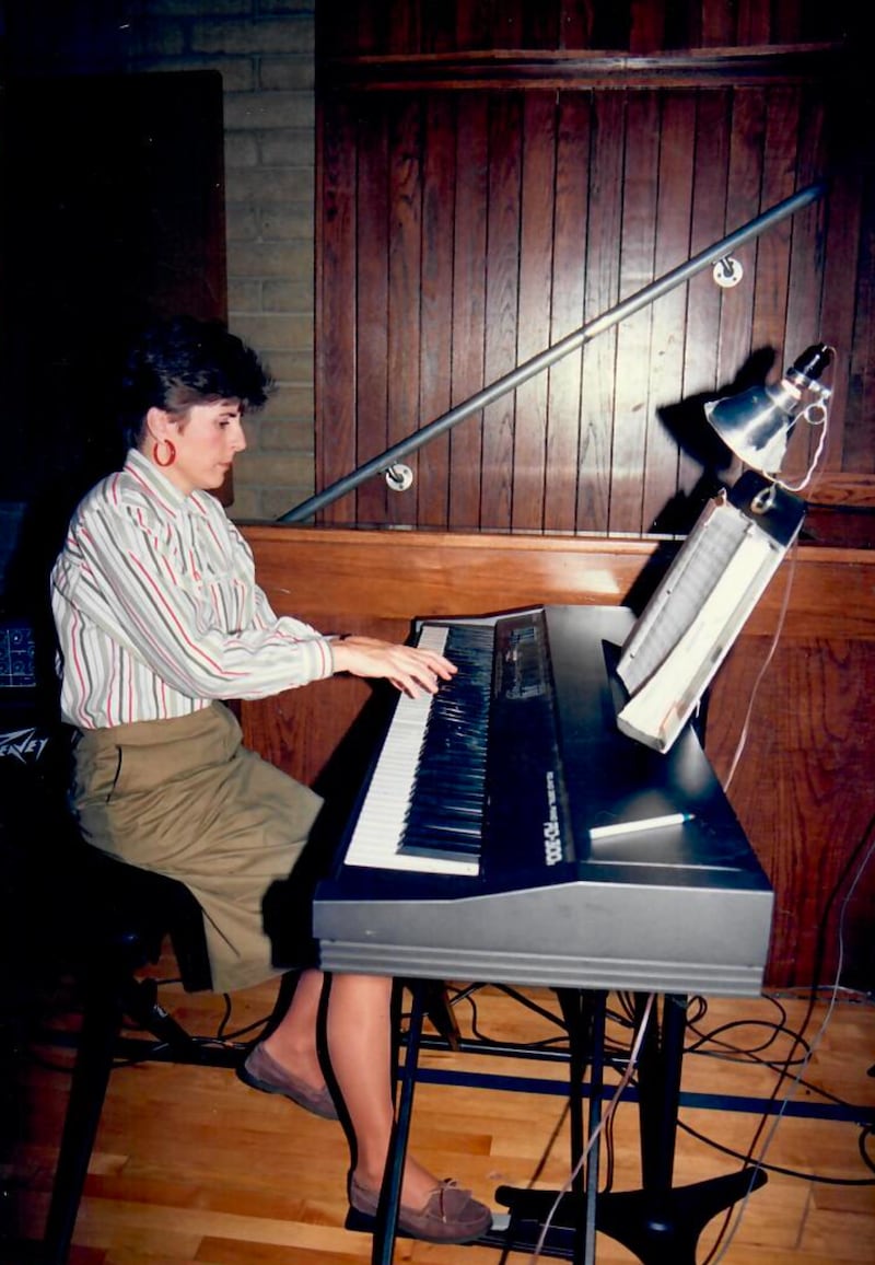 La compositrice Cathy Tibbitts joue du clavier dans le sud de la Californie en 1991.
