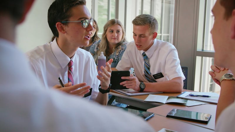 Des missionnaires interagissent dans une salle de classe lors du tournage d'une nouvelle vidéo au centre de formation missionnaire de Provo, dans l'Utah, en novembre 2025.