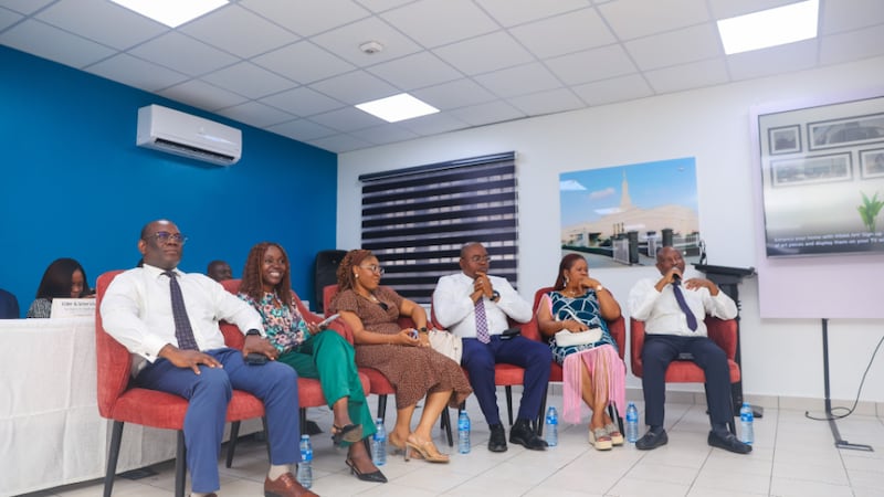 Des présidents de pieu nigérians et leurs épouses partagent leur expérience concernant leur participation à BYU–Pathway Worldwide lors d’une discussion à Lagos, au Nigéria, en juillet 2026.