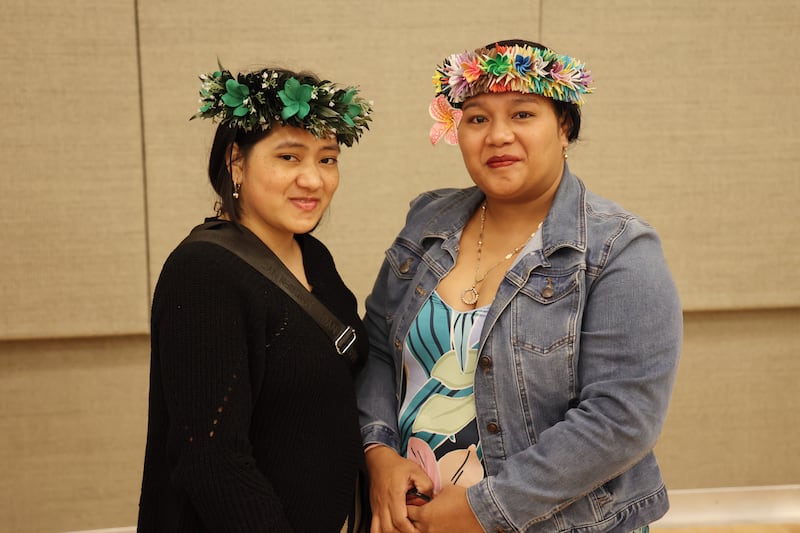 Evelynn Ehram et Juleen Robert Inowe, portant des coiffes traditionnelles pohnpéiennes, sont photographiées lors d'une conférence des femmes du pieu d'Asheville (Caroline du Nord), le 26 septembre 2026.