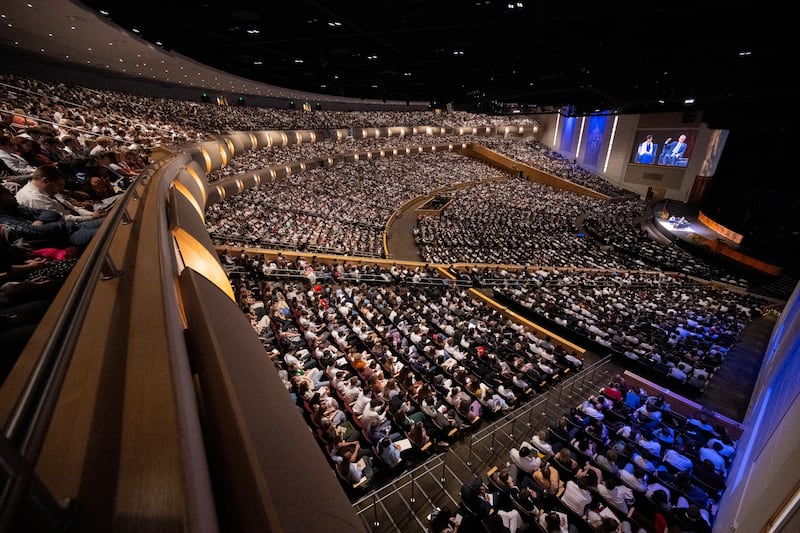 Des étudiants de BYU-Idaho se rassemblent dans l'auditorium de l'I-Center pour une réunion spirituelle avec frère David A. Bednar, du Collège des douze apôtres, et son épouse, sœur Susan Bednar, dans le cadre des célébrations du 25e anniversaire de l'université, le jeudi 8 octobre 2026.