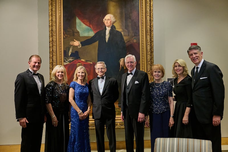 Le président D. Todd Christofferson, deuxième conseiller dans la Première Présidence, quatrième en partant de la droite, frère Gary E. Stevenson, du Collège des douze apôtres, à l'extrême gauche, et frère Matthew S. Holland, Autorité générale soixante-dix, à l'extrême droite, ainsi que d'autres personnes, assistent au gala annuel de la médaille Canterbury de Becket, au National Constitution Center de Philadelphie, en Pennsylvanie, le jeudi 11 juin 2026.