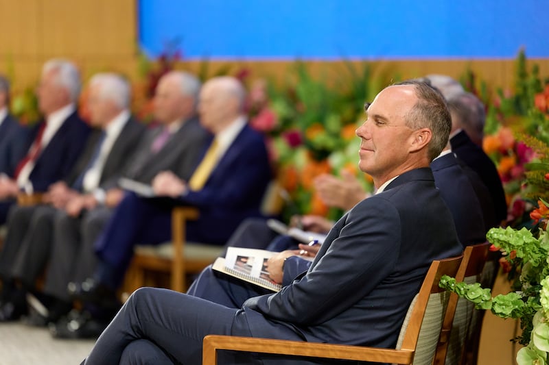 Frère Jonathan S. Schmitt écoute pendant le Séminaire 2026 pour les nouveaux dirigeants de mission au Centre de formation des missionnaires de Provo à Provo, Utah, le jeudi 18 juin 2026.