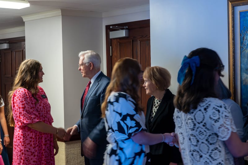 Le président D. Todd Christofferson, deuxième conseiller dans la Première Présidence, et son épouse, sœur Kathy Christofferson, serrent la main de plus de 250 missionnaires de la mission canadienne de Toronto à Brampton, en Ontario, le samedi 13 juin 2026.