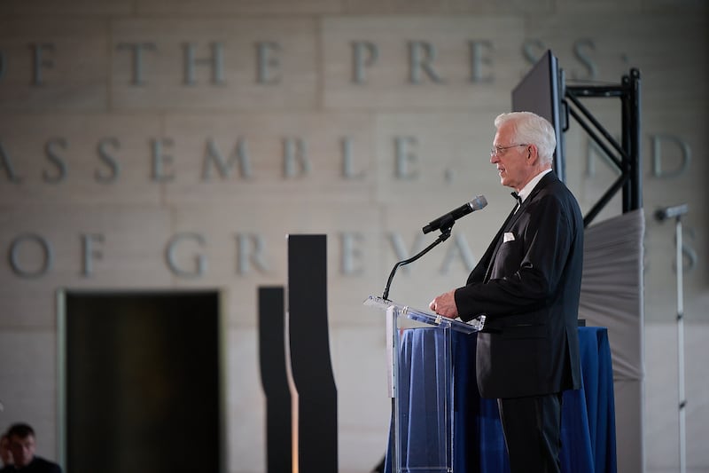 Le président D. Todd Christofferson, deuxième conseiller dans la Première Présidence, se prépare à prononcer l'invocation lors du gala annuel de la médaille de Canterbury de Becket, au National Constitution Center de Philadelphie (Pennsylvanie), le jeudi 11 juin 2026.