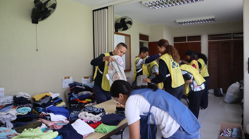 Des bénévoles et des missionnaires de l'Église de Jésus-Christ des Saints des Derniers Jours préparent des articles pour les personnes touchées par deux tremblements de terre au Venezuela, le samedi 27 juin 2026.