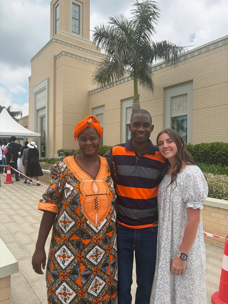Kilford Shereni, au centre, et sa femme, Tsitsi, sont accompagnés de Loryn Stoddard lors des portes ouvertes du temple de Harare, au Zimbabwe.