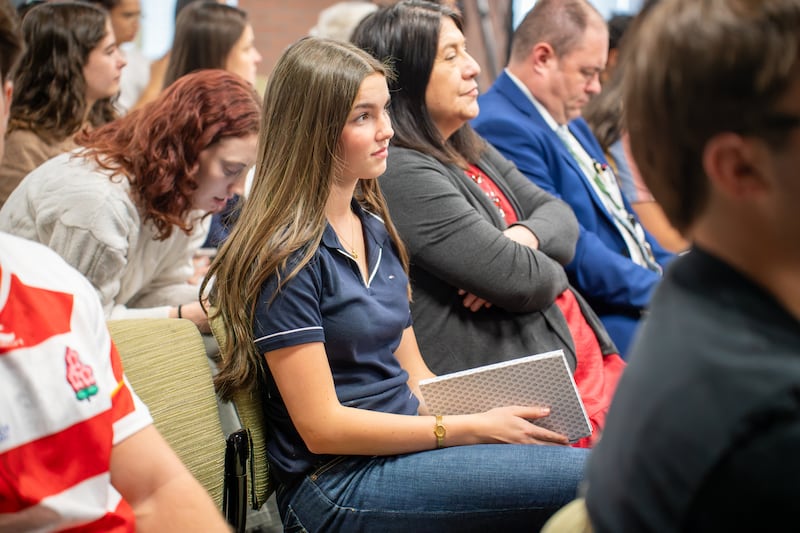 Des étudiants d'Ensign College écoutent frère Rubén V. Alliaud lors d'une réunion spirituelle à Salt Lake City, le mardi 15 septembre 2026.