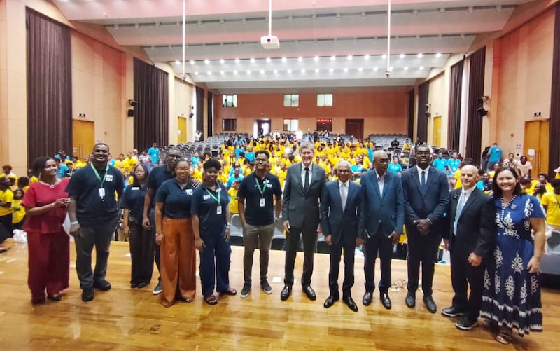 Des dirigeants nationaux et municipaux se tiennent aux côtés de dirigeants de l’Église sur la scène, devant des centaines de jeunes, lors de la cérémonie d’ouverture des sessions de « Jeunes, soyez forts » à Praia, au Cap-Vert, le 17 août 2026.