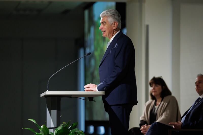 Elder Gérald Caussé, du Collège des douze apôtres, prend la parole lors d'un symposium sur l'intendance à l'Université Brigham Young à Provo, Utah, le vendredi 14 novembre 2025.