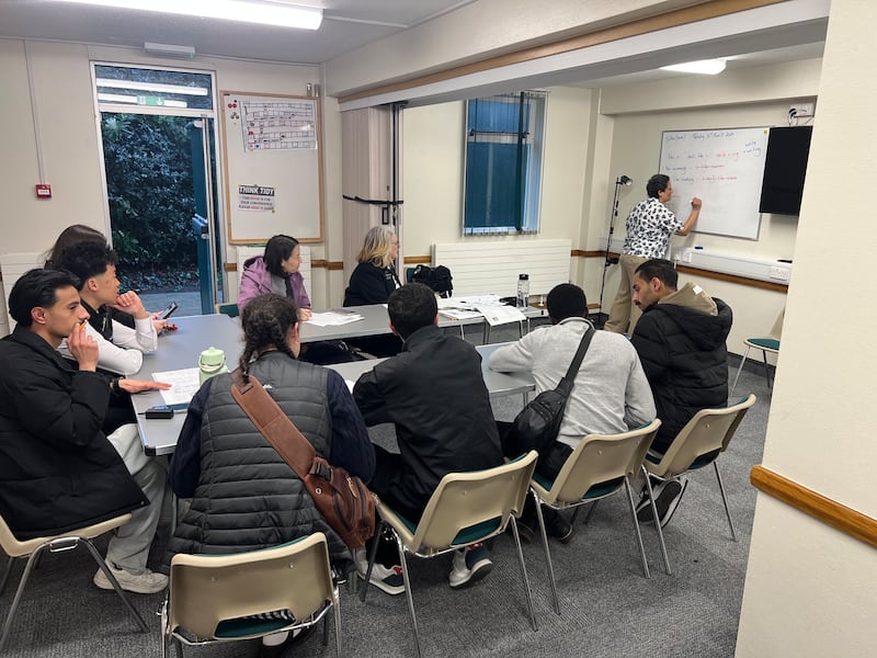 Des étudiants participent à un cours d’EnglishConnect dans le bâtiment de la paroisse de Bournemouth, dans le pieu de Southampton (Angleterre), le mardi 14 juillet 2026.