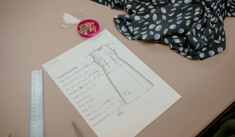 Prise de mesures pour une robe conçue sur mesure lors d'un cours de couture pour débutants en février 2024 au centre d'entraide et d'amitié de Wembley.