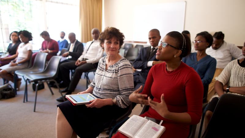 Une femme participe à un cours de l’École du Dimanche.