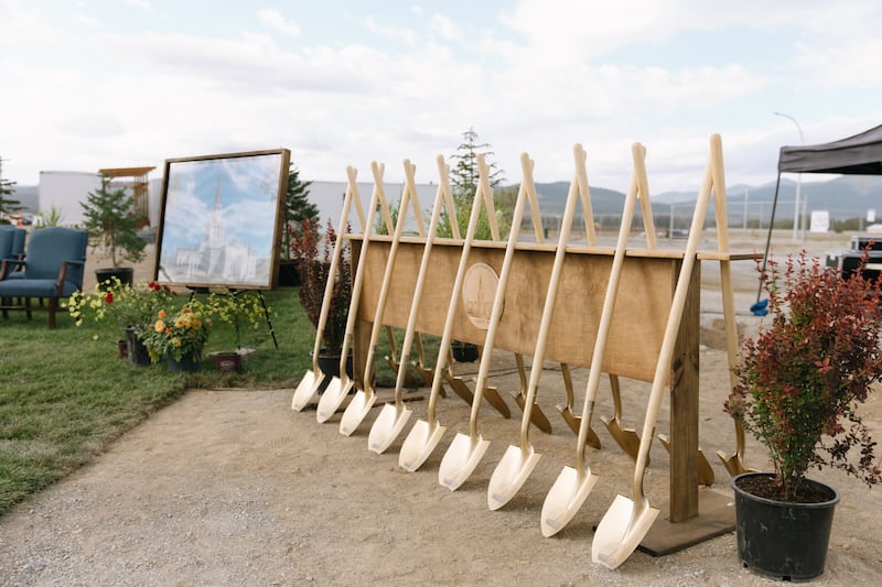 Des pelles cérémonielles sont installées avant la cérémonie d'ouverture du chantier du temple de Coeur d’Alene (Idaho), le samedi 29 août 2026, à Coeur d’Alene (Idaho).
