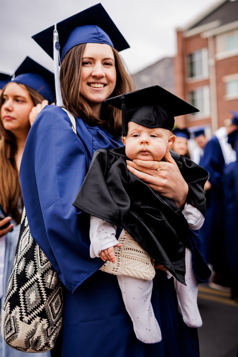 Les diplômés de BYU font la queue à l'extérieur du Marriott Center en préparation de la cérémonie de remise des diplômes le jeudi 23 avril 2026, à Provo, Utah.
