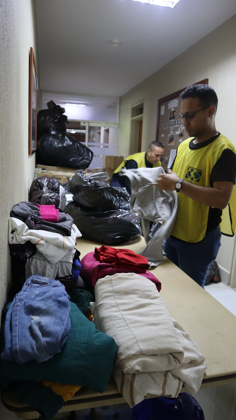 Des bénévoles et des missionnaires de l'Église de Jésus-Christ des Saints des Derniers Jours préparent des articles pour les personnes touchées par les deux tremblements de terre au Venezuela le samedi 27 juin 2026.