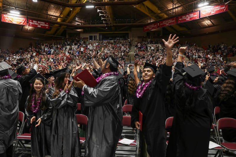 Les diplômés de BYU–Hawaii saluent leurs proches lors de la cérémonie de remise des diplômes tenue au Cannon Activities Center le vendredi 17 avril 2026, à Laie, Hawaii.