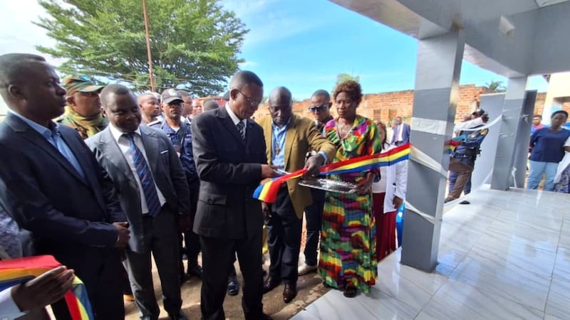 La coupure symbolique du ruban par le maire Gérard Kabwe, Mwene-Ditu, pour inaugurer le nouveau bâtiment de la maternité en République démocratique du Congo, le 27 mars 2026.