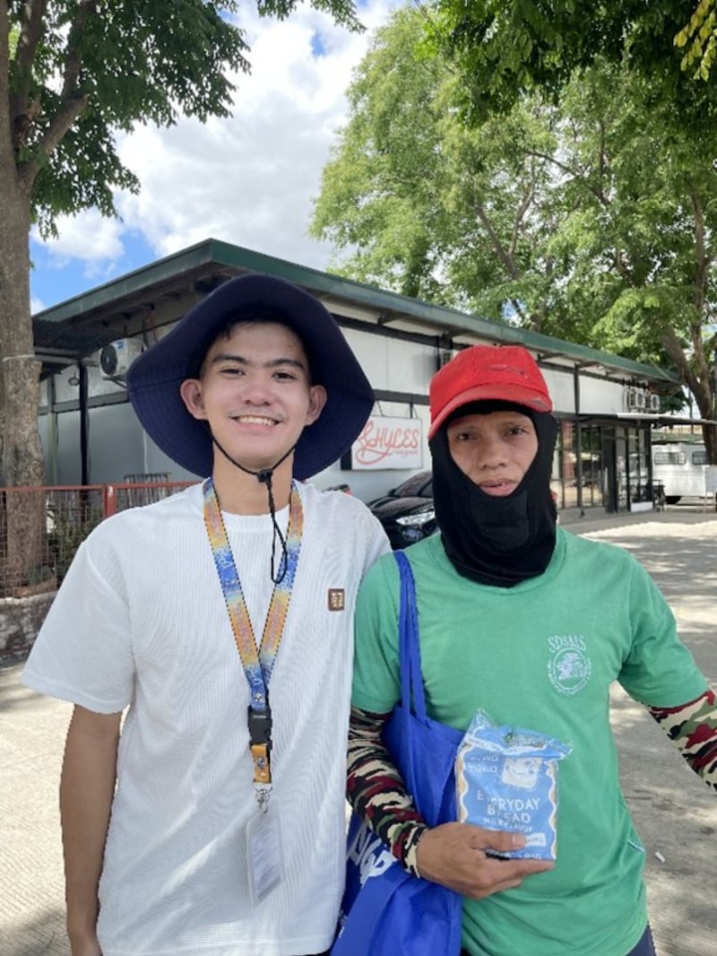 Rodolfo Gallinero III, à gauche, pose pour une photo avec le bénéficiaire d'un kit de soins assemblé par de jeunes élèves à Santo Tomas, aux Philippines, le 1er mai 2026.
